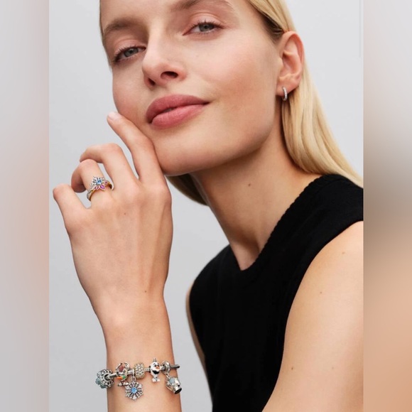 Disney Frozen Queen Anna Tiara Ring from Pandora
14k gold plating size 7 - Picture 8 of 13